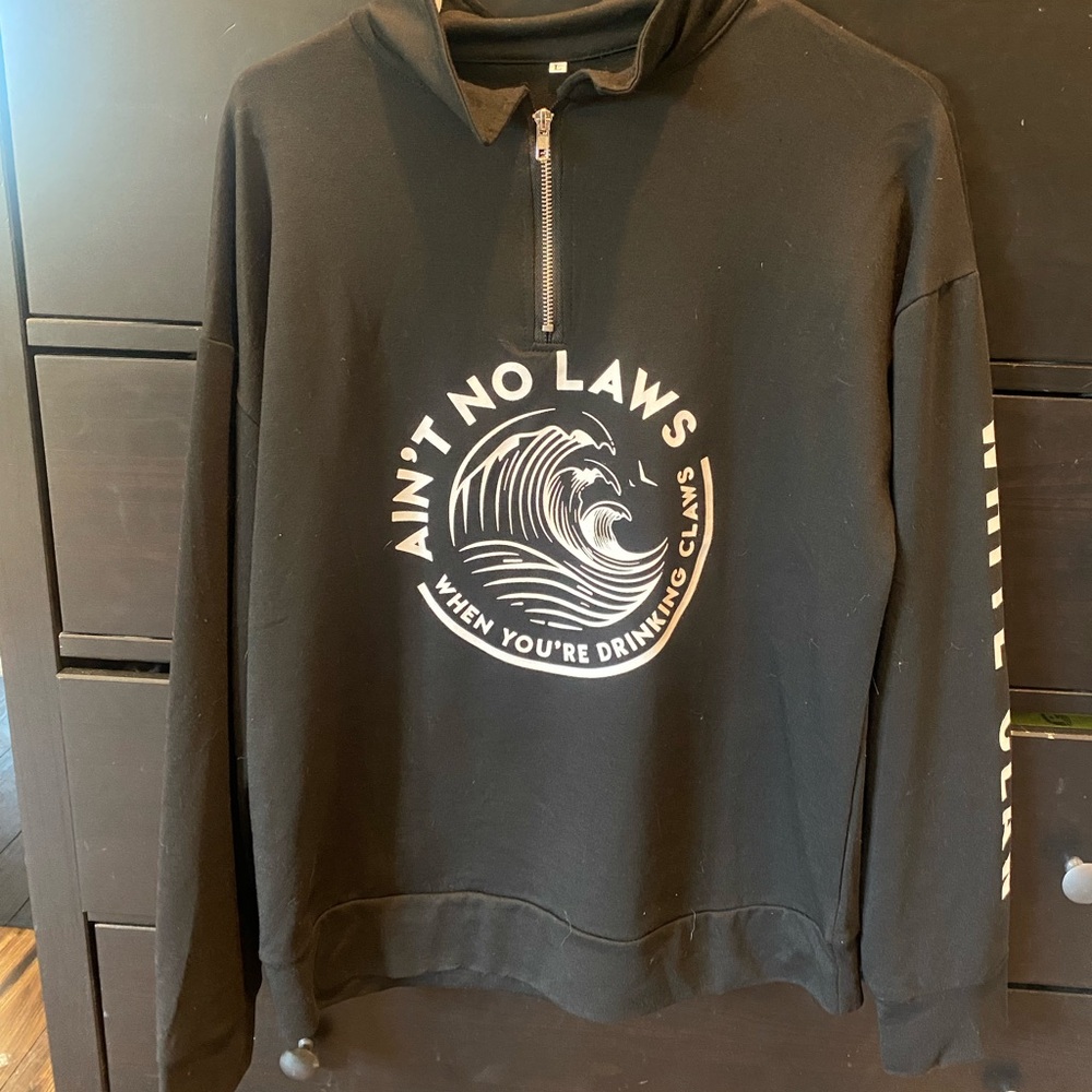 Quarter zip white claw size large - never worn 🖤